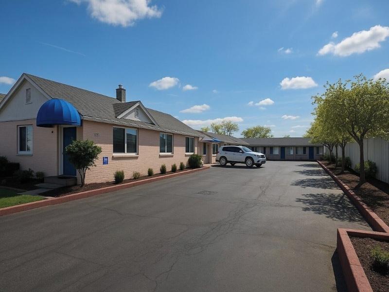 Boulevard Inn image