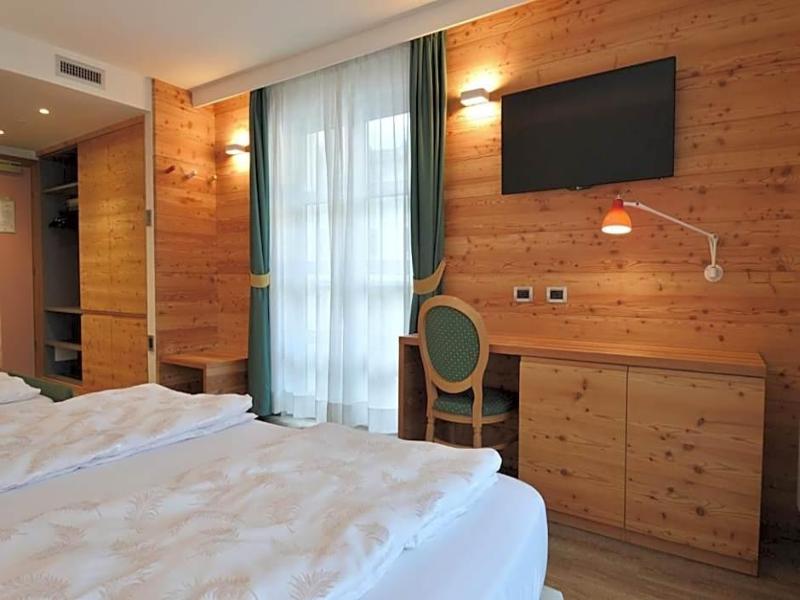 Hotel AlpHoliday dolomiti image