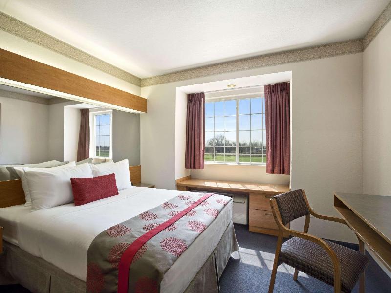 Ramada Limited & Suites Bloomington — photo 18