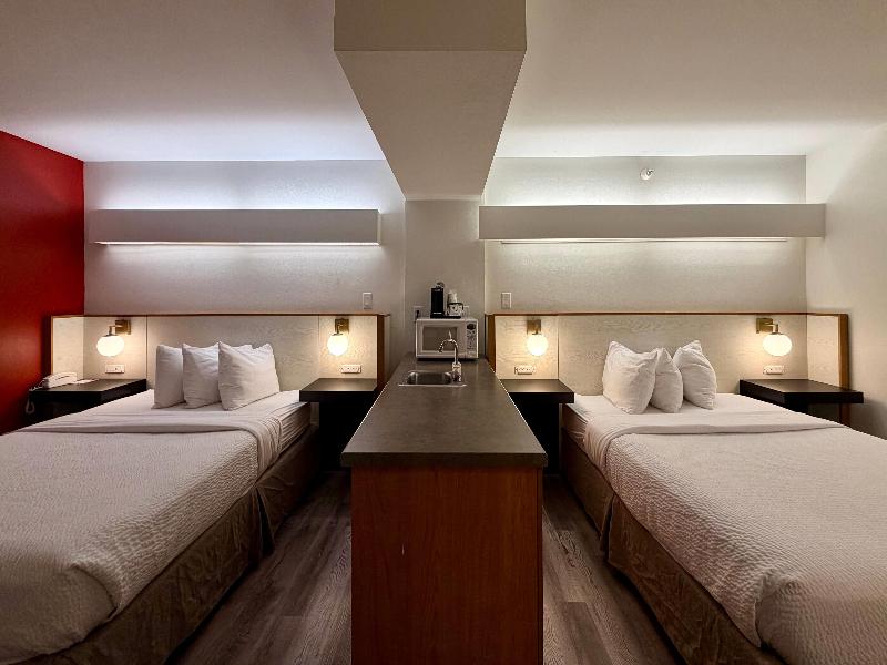 SUITE TWO QUEEN BEDS NON SMOKING — photo 18