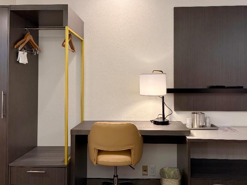 SUITE TWO QUEEN BEDS NON SMOKING — photo 12
