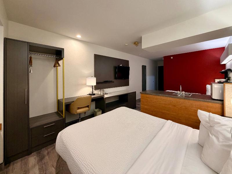 SUITE TWO QUEEN BEDS NON SMOKING — photo 15