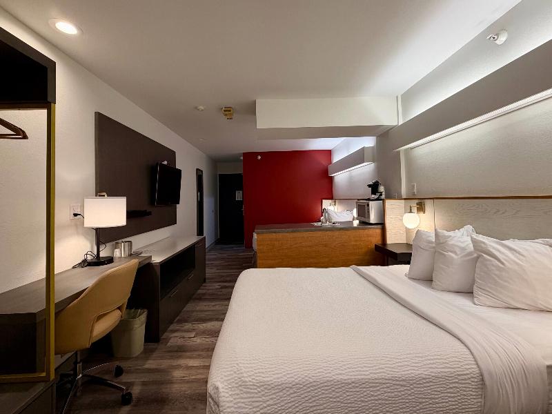 SUITE TWO QUEEN BEDS NON SMOKING — photo 8