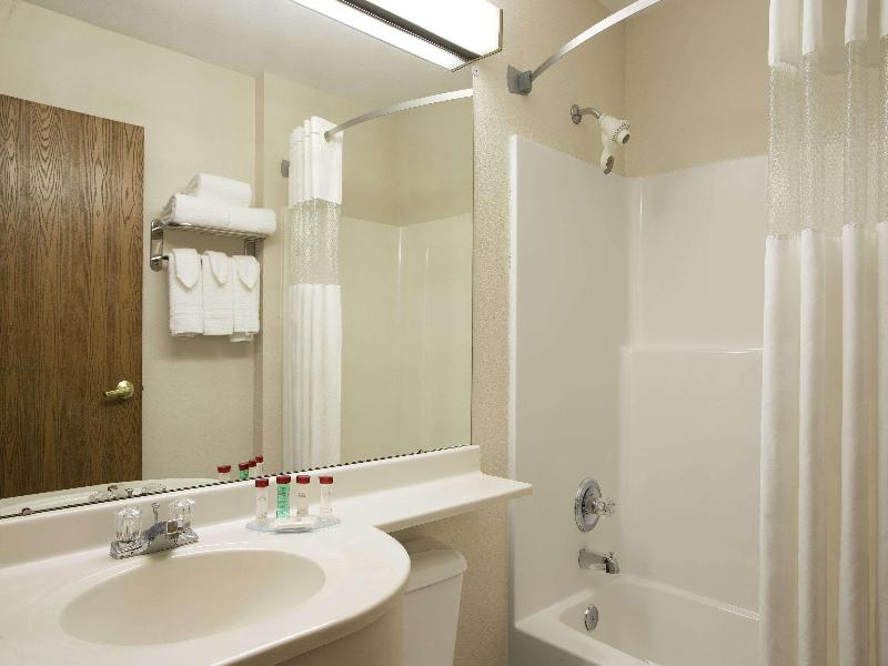 Ramada Limited & Suites Bloomington — photo 10