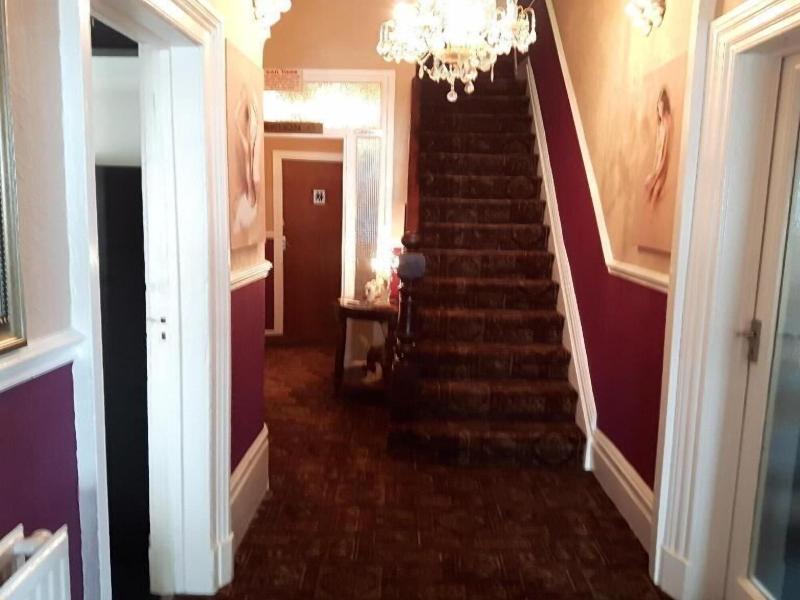 Wellington Hotel - Guest House image