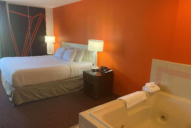 Howard Johnson by Wyndham Manteno image