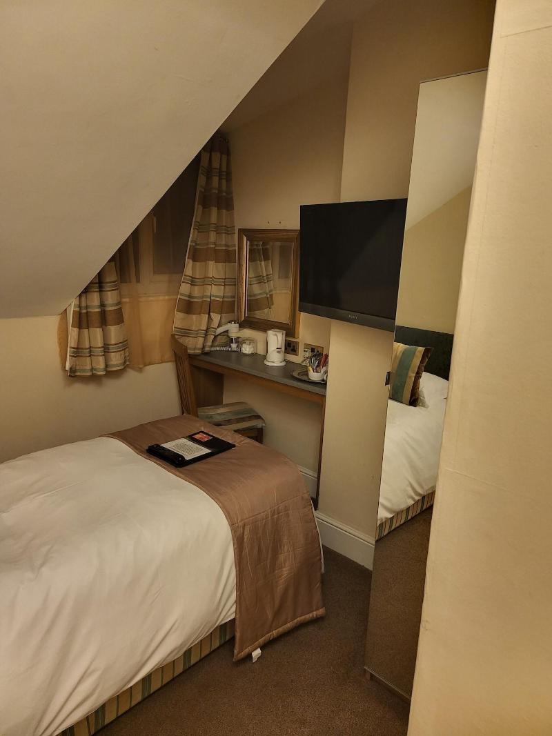 Rossdene House image