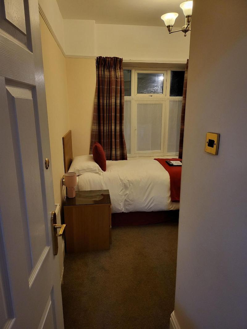 Rossdene House image