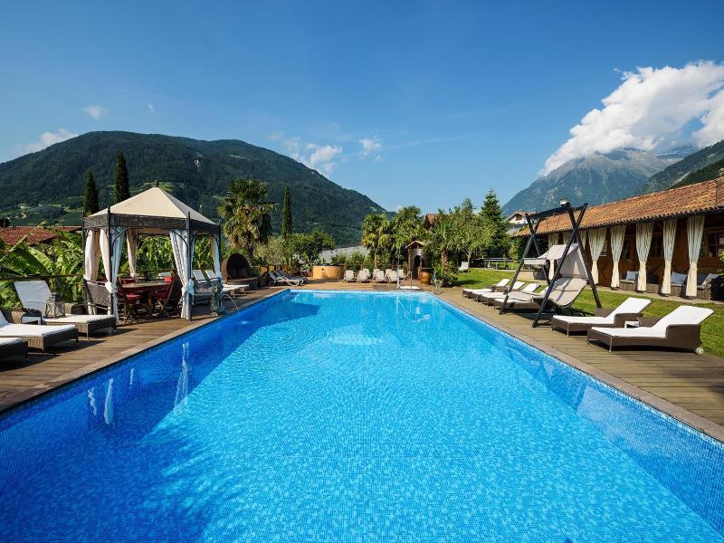 Ruster Resort image