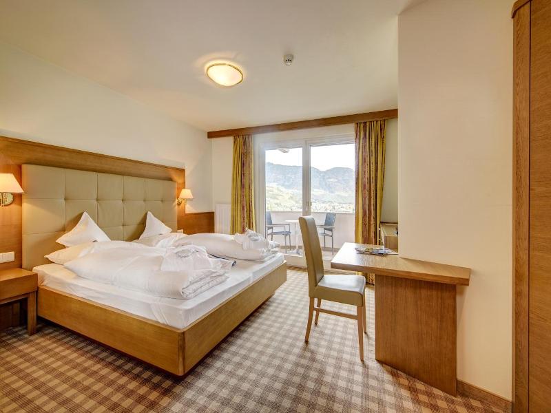 Ruster Resort image