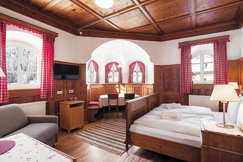 Hotels Dolomitenhof & Chalet Alte Post image