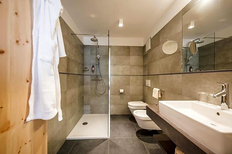 Hotels Dolomitenhof & Chalet Alte Post image