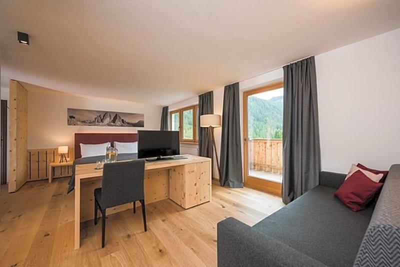Hotels Dolomitenhof & Chalet Alte Post image