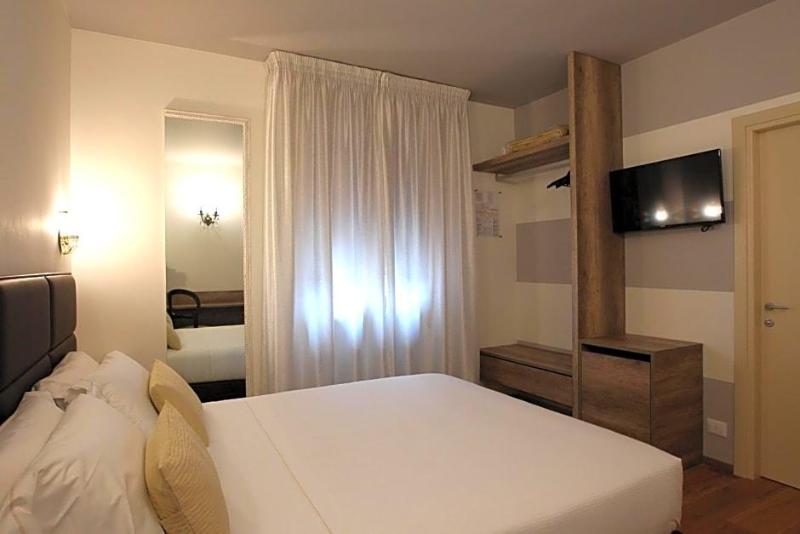 Hotel Globo image