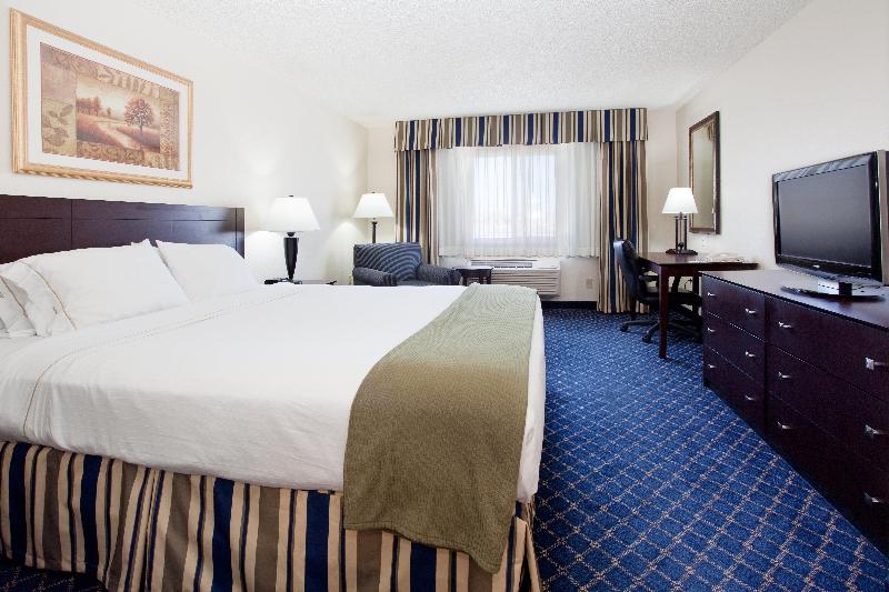 Holiday Inn Express & Suites Torrington 3