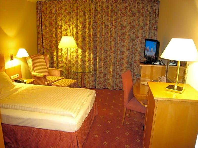 Kurpark Hotel image