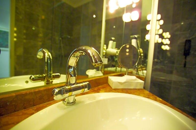 Kurpark Hotel image