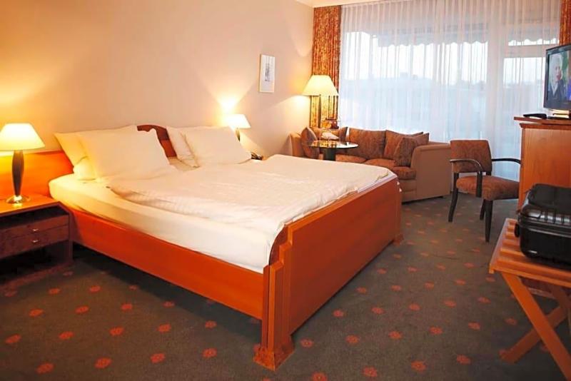 Kurpark Hotel image