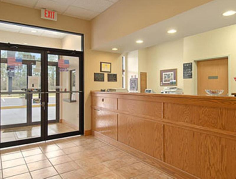 Super 8 by Wyndham Pascagoula image