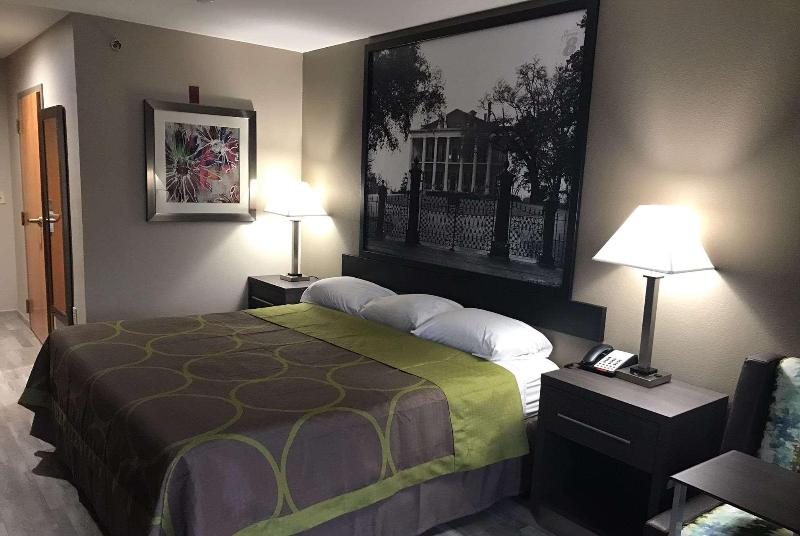 Super 8 by Wyndham Pascagoula image