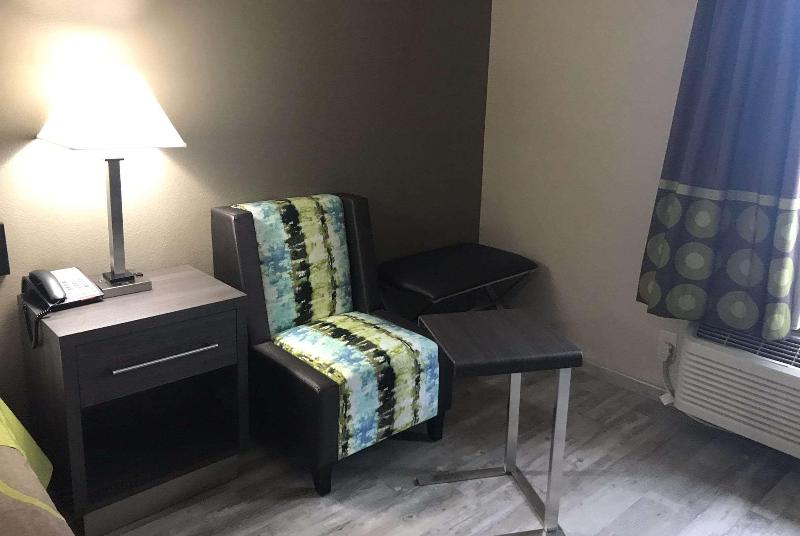 Super 8 by Wyndham Pascagoula image