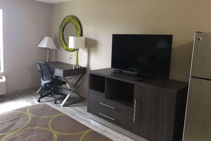 Super 8 by Wyndham Pascagoula image
