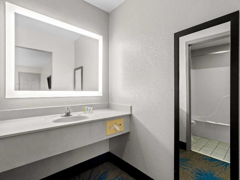 Days Inn by Wyndham Ocean Springs image
