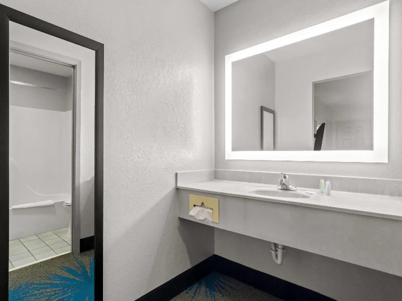 Days Inn by Wyndham Ocean Springs image