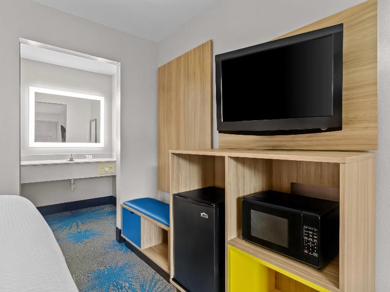 Days Inn by Wyndham Ocean Springs image