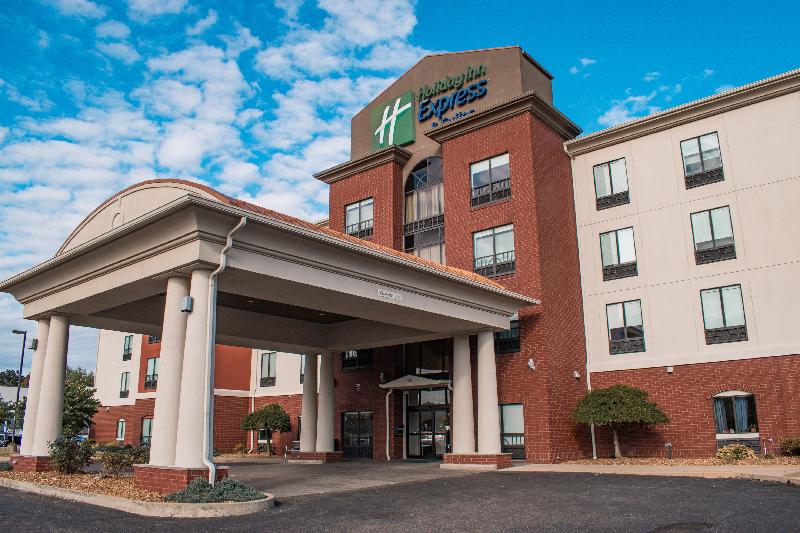 Holiday Inn Express & Suites - New Philadelphia