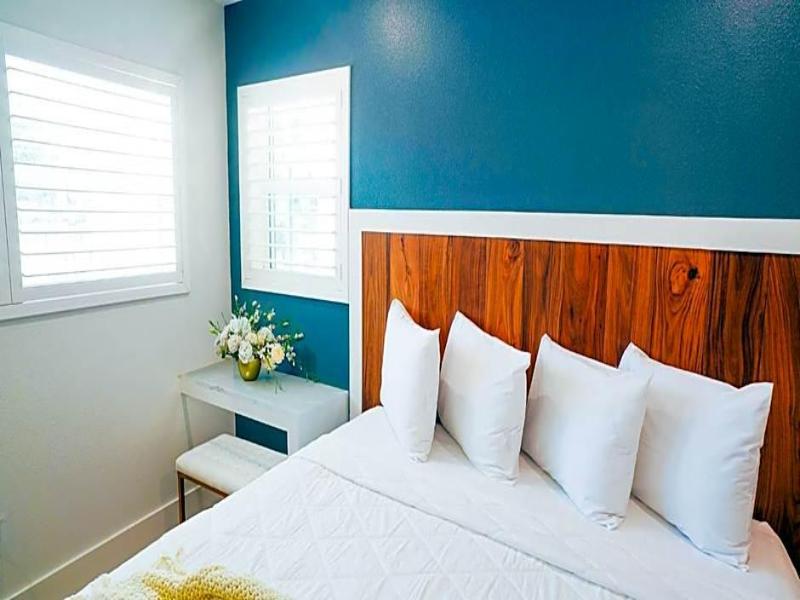 Sands Point Motel image