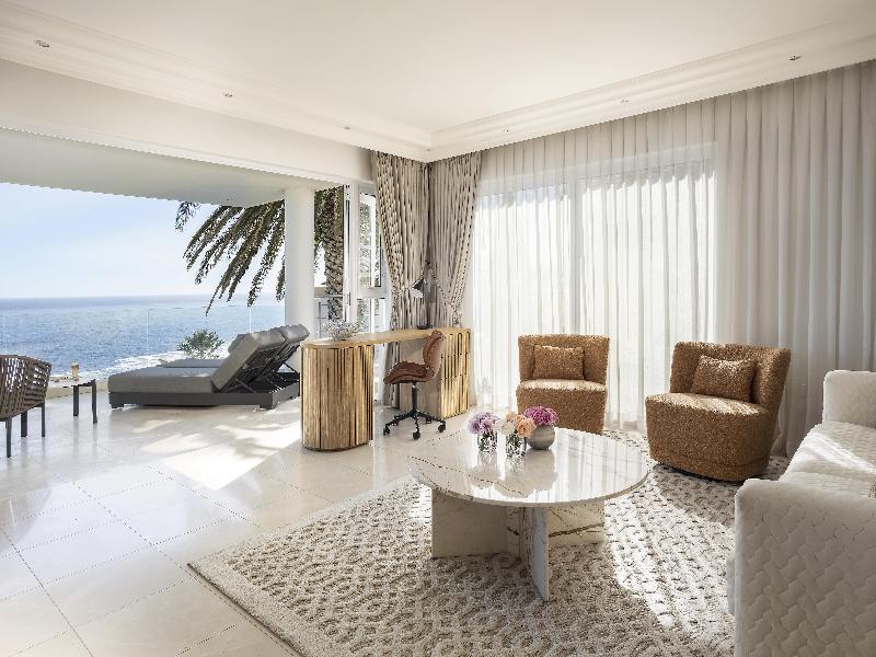 The Clarendon Bantry Bay image