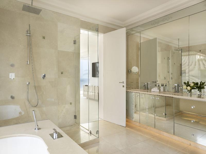 The Clarendon Bantry Bay image