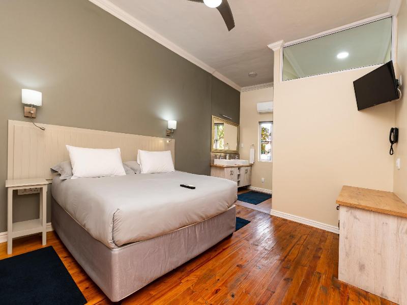 Queens Hotel image