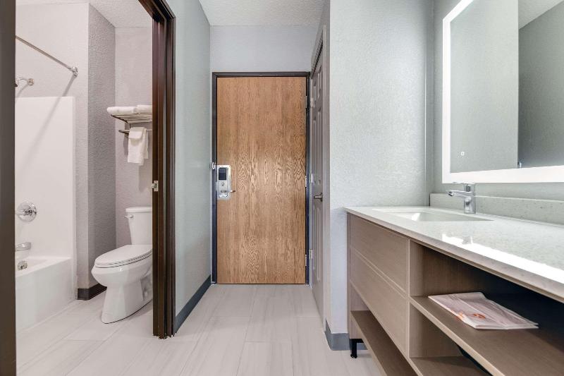 Comfort Inn & Suites Weston - Wausau image