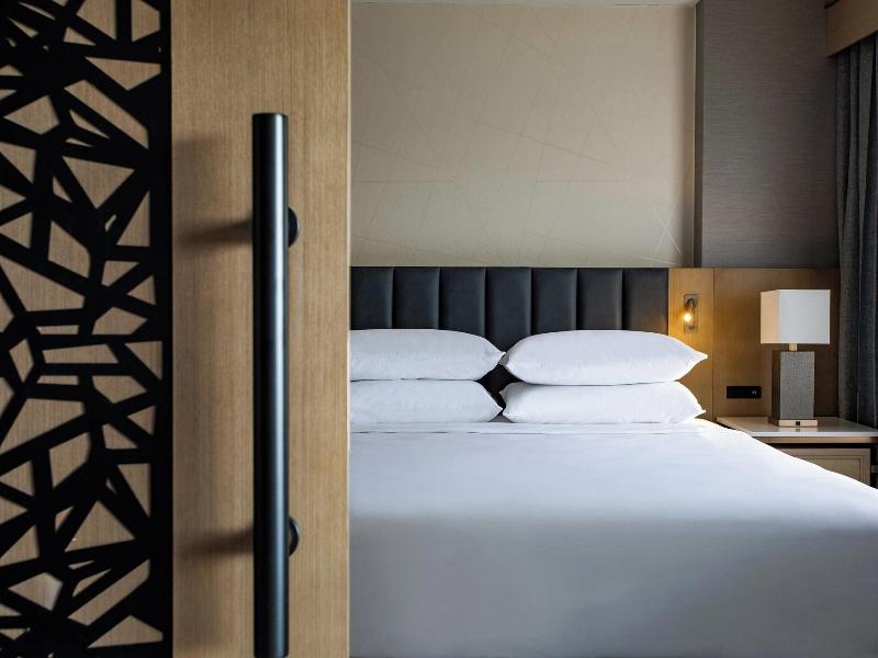 Sheraton Columbus Suites image