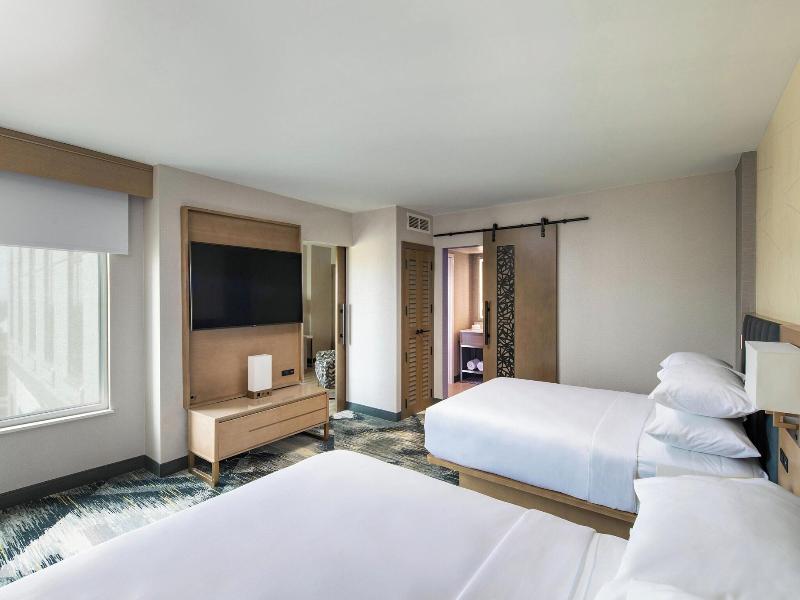 Sheraton Columbus Suites image