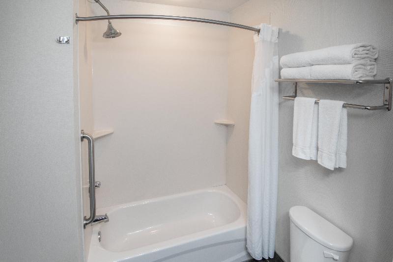 Holiday Inn Express Cleveland Airport photo 12