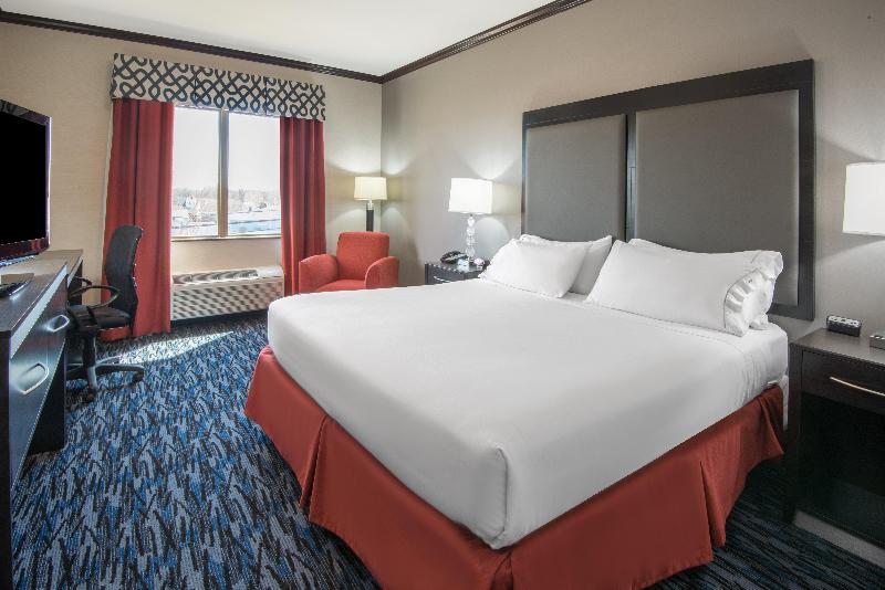 Holiday Inn Express Cleveland Airport photo 17