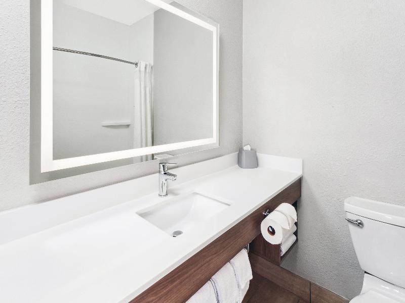 Holiday Inn Express Cleveland Airport image