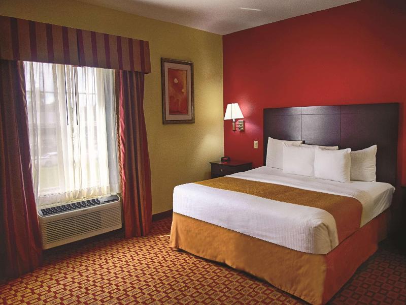 1 King Bed, Mobility/Hearing Access Room/Suite, Bathtub w/ Grab Bars,Non-Smoking