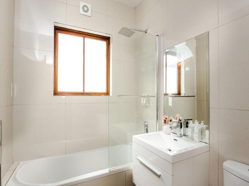 Roosenwijn Guest House image