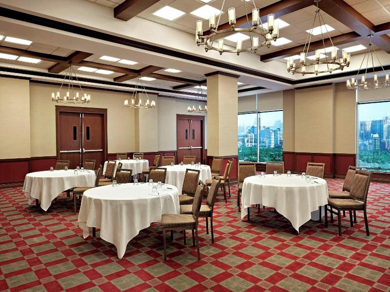 Four Points by Sheraton Calgary Airport image