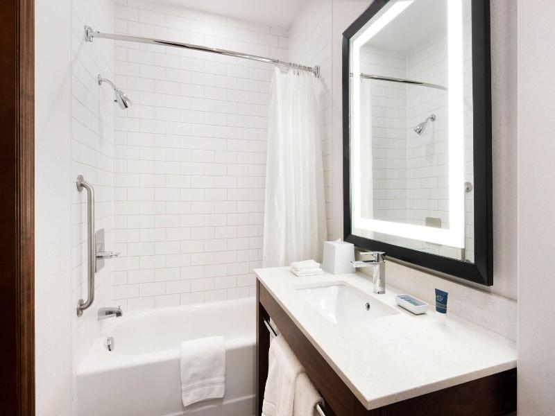 Four Points by Sheraton Calgary Airport image
