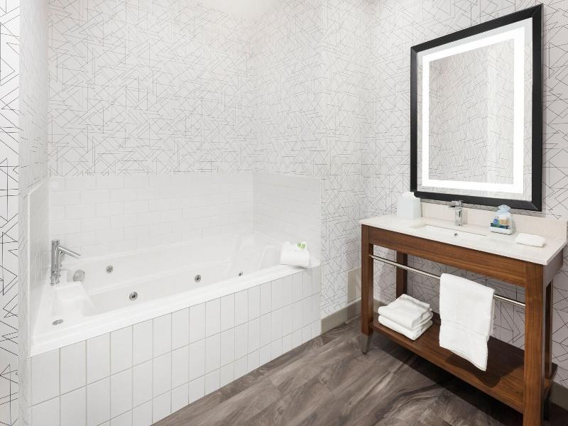 Four Points by Sheraton Calgary Airport image