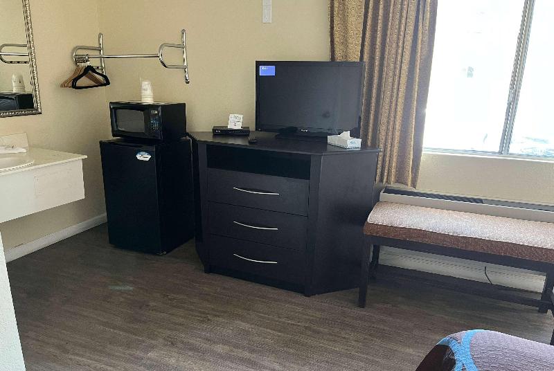 Super 8 by Wyndham Red Bluff image