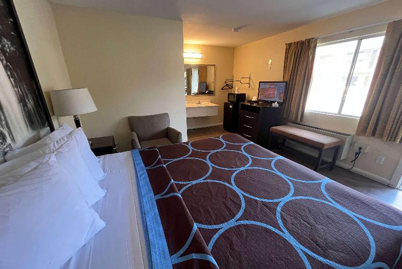 Super 8 by Wyndham Red Bluff image