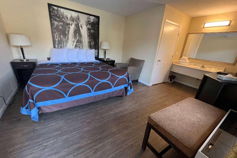 Super 8 by Wyndham Red Bluff image