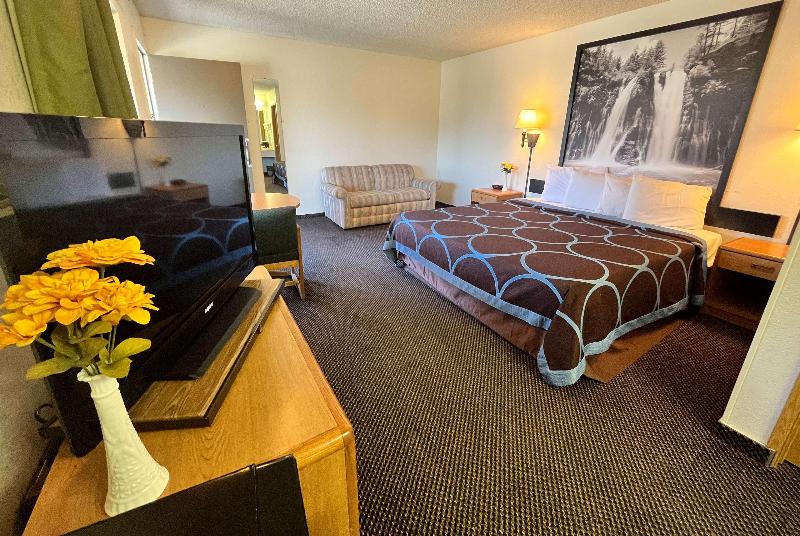 Super 8 by Wyndham Red Bluff image