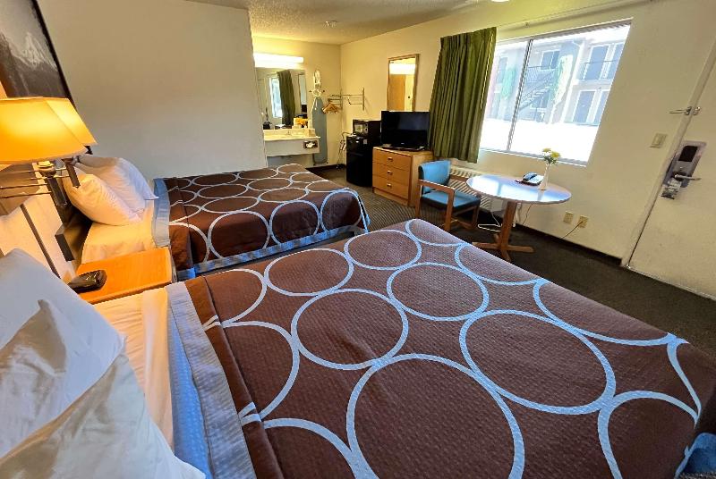 Super 8 by Wyndham Red Bluff image